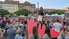 Modenschau inmitten der Stadt.