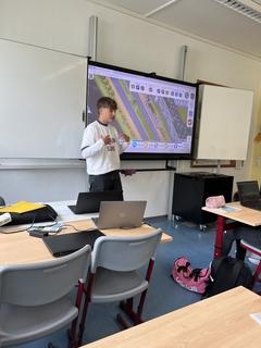 Ein Schüler stellt seinen Entwurf vor.