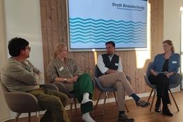 Podiumsdialog mit (von Links) mit Gero Walter (VCD), Jeannine Albrecht (Amt 60), Dominik Reyes (Arrimo Digital) und Hanna Kribbel (neuland21).