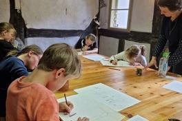 Der Märchenwettbewerb steht nicht nur in vielen Kinderzimmern hoch im Kurs, sondern auch in der Kinder- und Jugend-Kunst-Galerie "Sonnensegel".