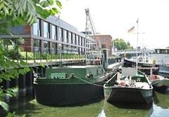 zwei große Schiffe am Steg des historischen Hafens