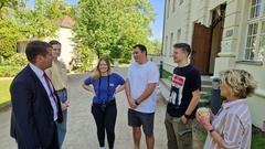 Oberbürgermeister Steffen Scheller besuchte die "Clips for Europe"-Teams in Gollwitz.