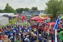 Andrang vor der Tribüne
