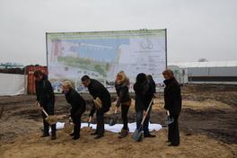 Oberbürgermeisterin Dr. Dietlind Tiemann und Sarah Engel (Stadtmarina Brandenburg) beim 1. Spatenstich