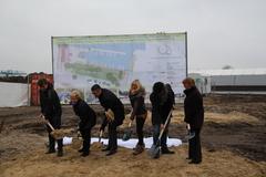 Oberbürgermeisterin Dr. Dietlind Tiemann und Sarah Engel (Stadtmarina Brandenburg) beim 1. Spatenstich