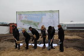 Oberbürgermeisterin Dr. Dietlind Tiemann und Sarah Engel (Stadtmarina Brandenburg) beim 1. Spatenstich