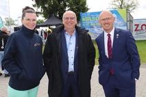 Die Sportbeigeordnete Alexandra Adel mit Regattaleiter Uwe Steinhäuser und Oberbürgermeister Daniel Keip.