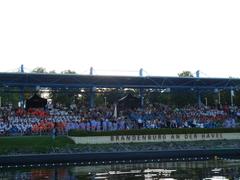 Eindrucksvolles Bild: Erwartungsvolle Aktive und begeisterte Zuschauer beim EM-Auftakt auf der Tribüne der Regattastrecke Beetzsee.