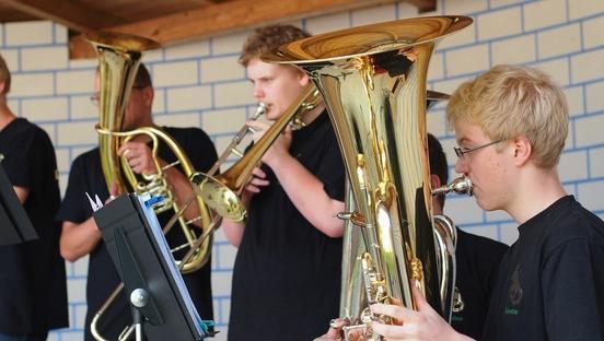 Schüler der Blechbläsergruppe "BlechLabor" der Musikschule "Vicco von Bülow"