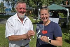Dajana Pefersdorf überreichte ein kleines Jubiläumsgeschenk des Deutschen Kanu-Verbandes.