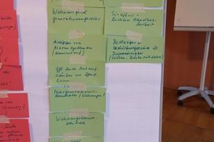 Auf einer Flipchart wurden Verbesserungsvorschläge zum Thema Wohnen notiert