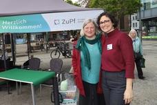 Jenny Barthel mit einer ZuPF-Kollegin.