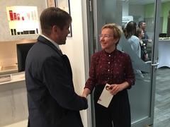 Oberbürgermeister Steffen Scheller gratuliert Geschäftsführerin Brita Meißer persönlich