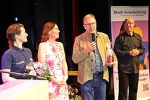 HTB Haustechnik Brandenburg-Chef Dierk Lause nimmt mit seiner Mitarbeiterin den Sonderpreis entgegen.