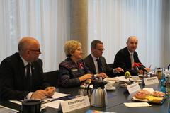 Pressekonferenz: BUGA-Zweckverbandsgeschäftsführer Erhard Skupch, Oberbürgermeisterin Dietlind Tiemann, Wirtschaftsminister Albrecht Gerber, Ministerpräsident Dietmar Woidke....
