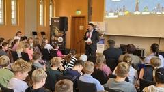 Oberbürgermeister Steffen Scheller hieß die Gäste des Lesesommer-Abschluss' willkommen und gratulierte den fleißigen Leserinnen und Lesern.