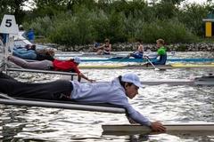 Helfer halten die Boote vor dem Start fest.