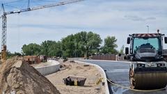 Der Asphalt reicht schon bis ans neue Brückenbauwerk.