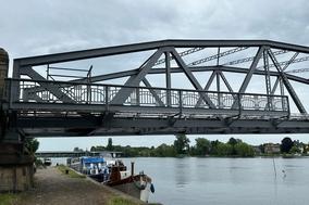 Die Plauer Brücke mit den vier restaurierten Geländer-Teilen.
