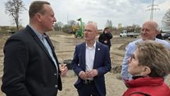 Daniel Keip und Dr. Dietlind Tiemann im Gespräch mit Johannes und Hans-Peter Zahn.