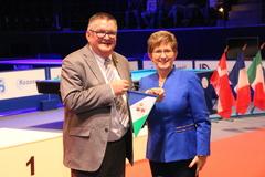 Oberbürgermeisterin Dietlind Tiemann überreicht CEB-Präsident Benni Deegens einen Wimpel der Stadt.