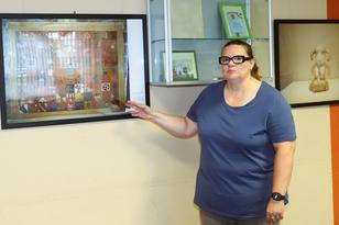 Katja Schadack vor Werken der Ausstellung im Bürgerhaus.