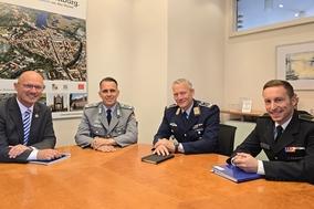 Oberbürgermeister Daniel Keip am Tisch mit Kay Büttner, Oberstleutnant der Reserve, Oberst Nikolas Scholtka sowie Feuerwehr-Leiter Sebastian Kalka.