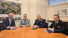 Oberbürgermeister Daniel Keip am Tisch mit Kay Büttner, Oberstleutnant der Reserve, Oberst Nikolas Scholtka sowie Feuerwehr-Leiter Sebastian Kalka.