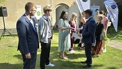 Steffen Scheller, Beigeordnete Susanne Fischer und Personalratsvorsitzende Claudia Sellin-Stieger überreichten die Ausbildungsverträge.