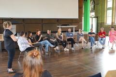 Menschen in einer Diskussionsrunde