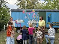 Mitarbeiterinnen des Pflegekinderdienstes mit den Kindern