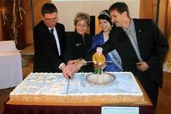 Anschneiden der Geburtstagstorte