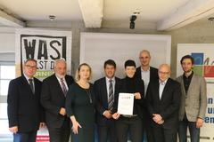 Partner: Ralf Tebling (Bürgermeister Premnitz), Ronald Seeger (Bürgermeister Rathenow), Elke Nermerich (1. Beigeordnete Landkreis Havelland), Steffen Scheller (Bürgermeister Brandenburg an der Havel) die Bietergemeinschaft LOKATION:S und messegold – Susanne Liepe, Torsten Wiemken, Olaf Franke (messegold) und  Lukas Mohn (v.l.n.r.)