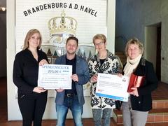 Spendenübergabe an das Deutsche Rote Kreuz: die Vertreterin der Auszubildenden der Stadtverwaltung Brandenburg an der Havel Katja Kauffmann, Vorstandsmitglied des Deutschen Roten Kreuzes Andreas Griebel, Martina Voigt vom VFL Brandenburg und Gleichstellungsbeauftragte der Stadt Brandenburg an der Havel Kornelia Köppe (v.l.n.r.)