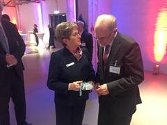 Oberbürgermeisterin Dr. Dietlind Tiemann wünscht Dr. Axel Reimann alles Gute und überreicht ein kleines Präsent.