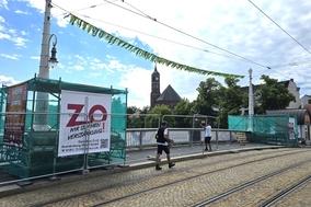 Baustelleneinrichtung auf der Jahrtausendbrücke.