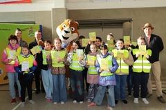 Gruppenbild in der Turnhalle mit stolzen Urkunden-Besitzern.