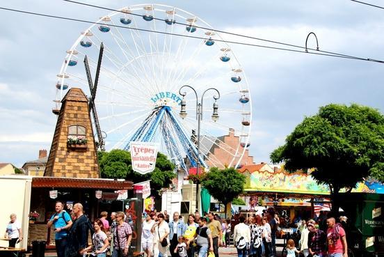 Festgelände mit Riesenrad