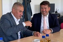 Steffen Scheller im Austausch mit Serhii Reznik.