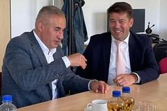 Steffen Scheller im Austausch mit Serhii Reznik.