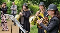 Das "Ladys Horn Trio" spielte unter anderem "Der Wald" und "Ein Mops kam in die Küche".