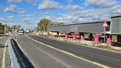 Die Hohlkasten-Stahlträger für den zweiten Brückenteil liegen bereit.