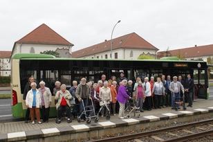 Gruppenbild vor dem Bus