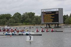 Vierer-Kajak vor der Anzeigentafel.