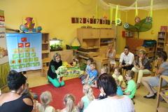 Der Frosch "Joschi" erklärt den Kindern, was man unter einem gesunden Frühstück versteht.