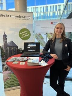 Projektleiterin Carolin Henning am Stand