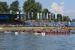 Blick auf die Rennen, im Hintergrund die gut besuchte Tribüne.