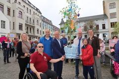 OB Keip und Beigeordnete Adel nahmen von den Lebenshilfe-Vertretern den Wünschebaum in Empfang.
