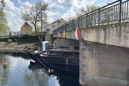 Nach einer Materialprüfung werden nun Sicherungsnetze unter der Kanalbrücke angebracht.