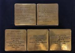 "Fünf Steine – fünf Namen – fünf Menschen." Die fünf Stolpersteine für Familie Schwarz hat Künstler Gunter Demnig gestaltet.
